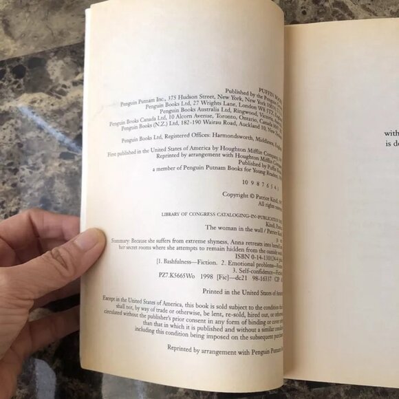 The Woman In The Wall Patrice Kindl 1997 Paperback - Picture 4 of 9